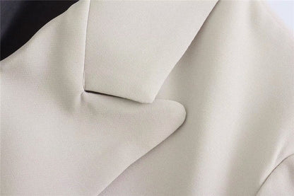 Beiger Blazer aus Baumwolle, Nahaufnahme, elegantes Design, modische Damenbekleidung.