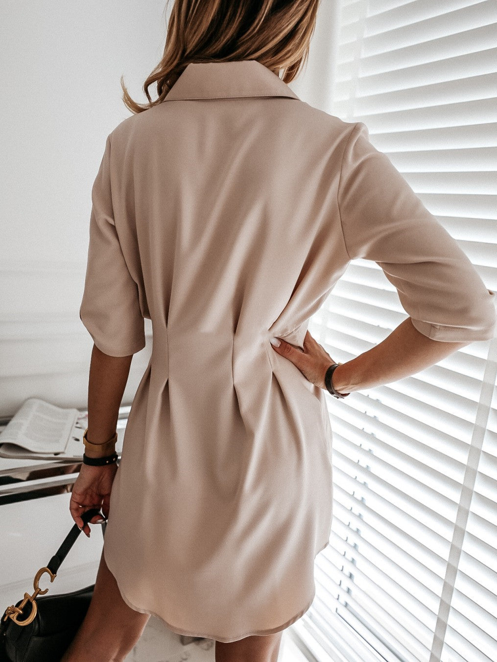 Frau in beigem Blazer-Kleid, Rückansicht, elegantes Design, Büro-Outfit, Sommermode.