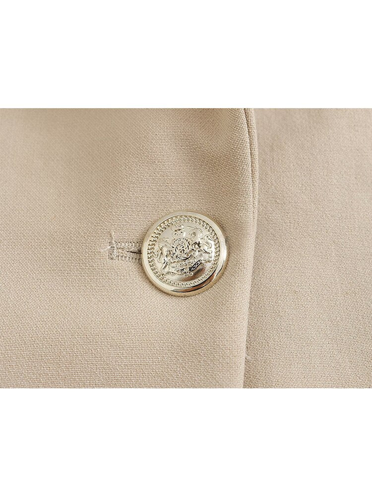 Beiger Blazerstoff mit goldfarbenem Knopf, elegantes Design, hochwertige Damenmode.