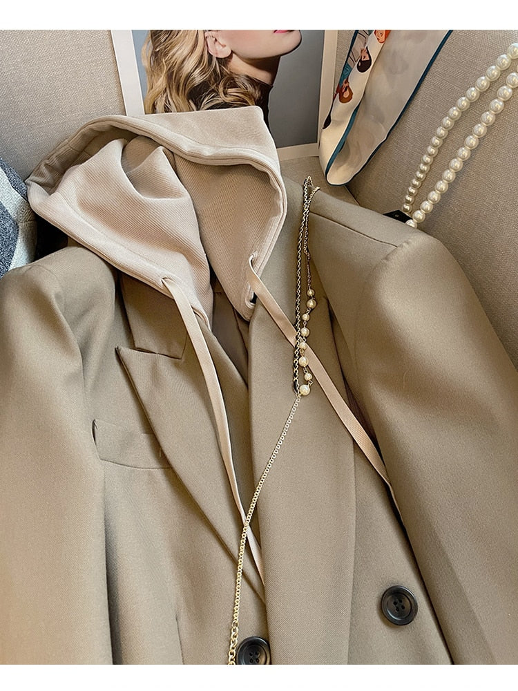 Beiger Blazer mit Kapuze, Perlenkette, elegantes Damenoutfit, modisch, stilvoll, Herbstmode.