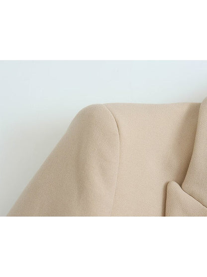 Beiger Blazer aus Baumwolle, Nahaufnahme, elegantes Design, modische Damenbekleidung.