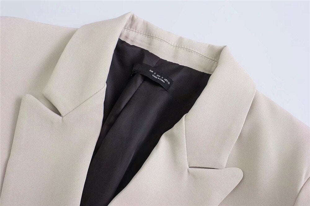 Beiger Blazer Damen, elegantes Design, schwarzes Innenfutter, modische Damenbekleidung.