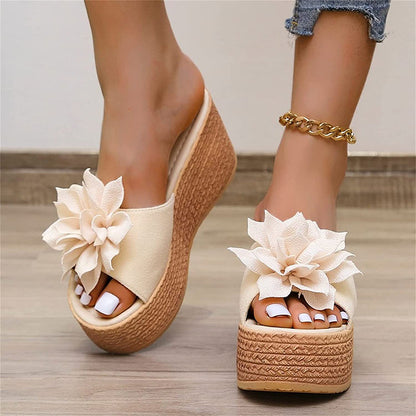Beige Damen Plateau-Sandalen mit Blumen, Sommerschuhe, Keilabsatz, modisch, bequem.
