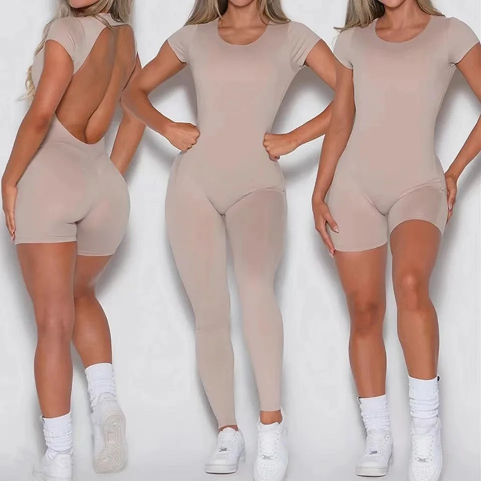 Damen-Body in Beige, nahtlos, kurzärmelig, Rückenausschnitt, sportlich, figurbetont.