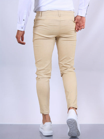 Mann in beigen Chinos und weißem Hemd, Rückansicht, modische Herrenbekleidung, Freizeitlook.