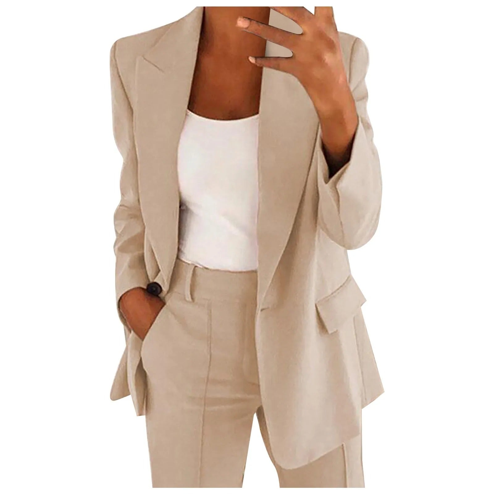 Frau im beigen Anzug mit weißem Top, Businessmode, eleganter Damenblazer, Bürooutfit.