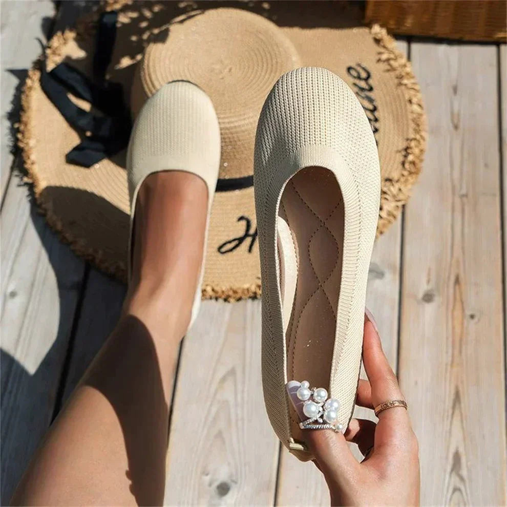 Beige Damen-Ballerinas aus Strickstoff, flach, mit Perlendetail, ideal für Sommermode.