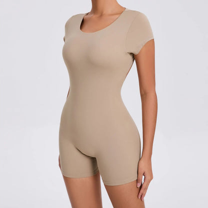 Frau in beigefarbenem Kurzarm-Body, nahtlos, figurbetont, ideal für Fitness und Freizeit.
