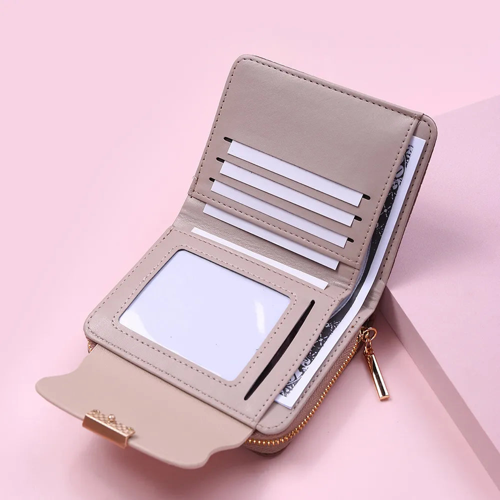 Beige Damen-Geldbörse aus Leder mit Reißverschluss, Kartenfächern und Fotofenster.