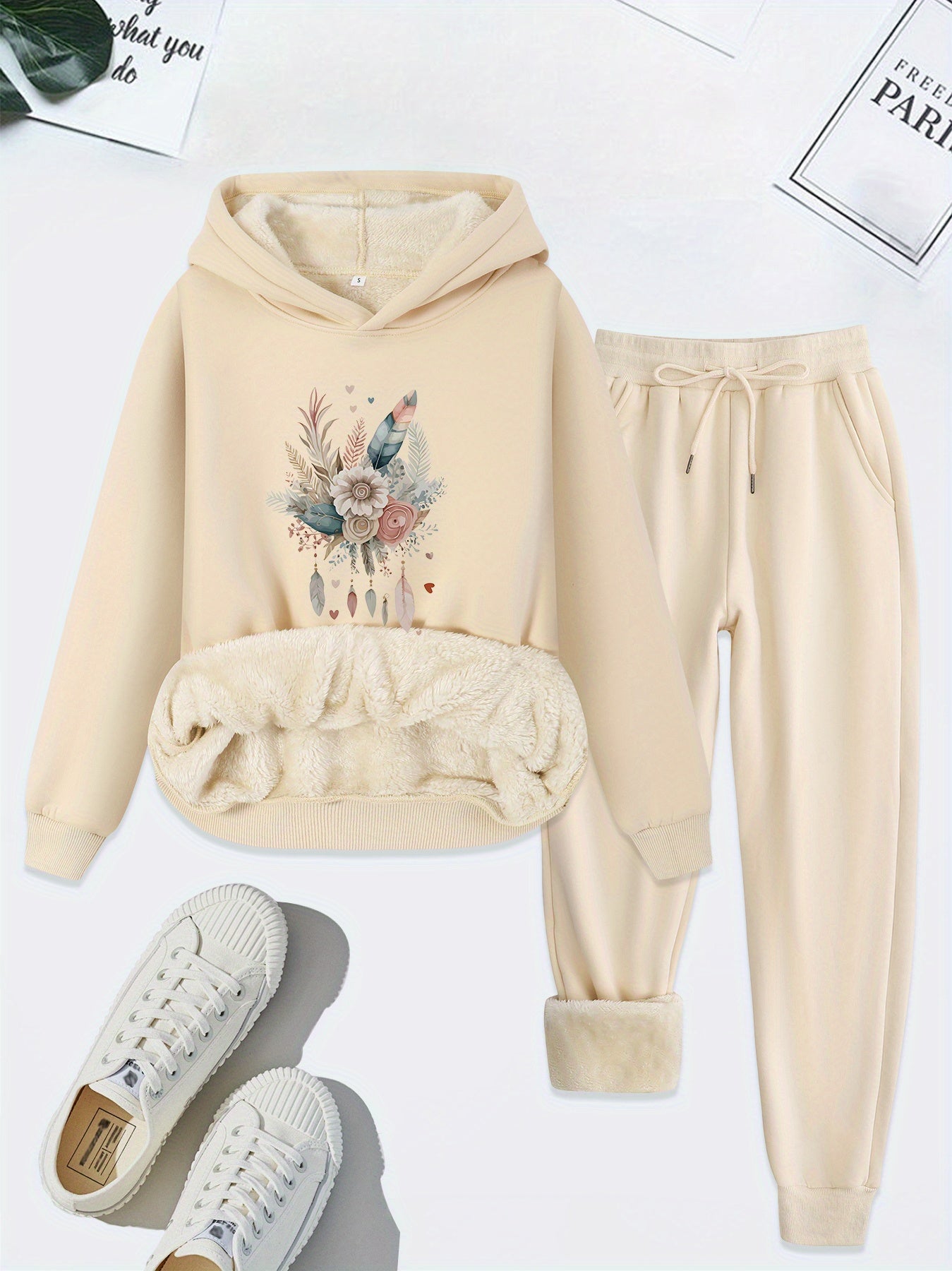Beiges Damen-Sweatshirt-Set mit Blumenmuster, Kapuze, Fleece-Futter und Jogginghose.