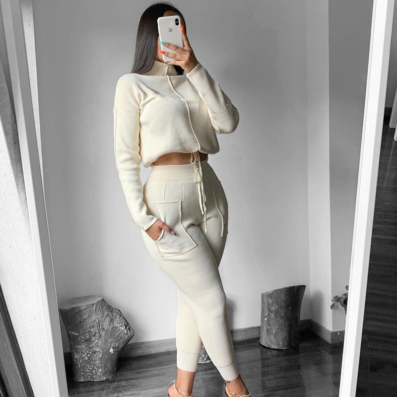 Frau in cremefarbenem Jogginganzug, Selfie, gemütliche Mode, Freizeitkleidung, Innenraum.