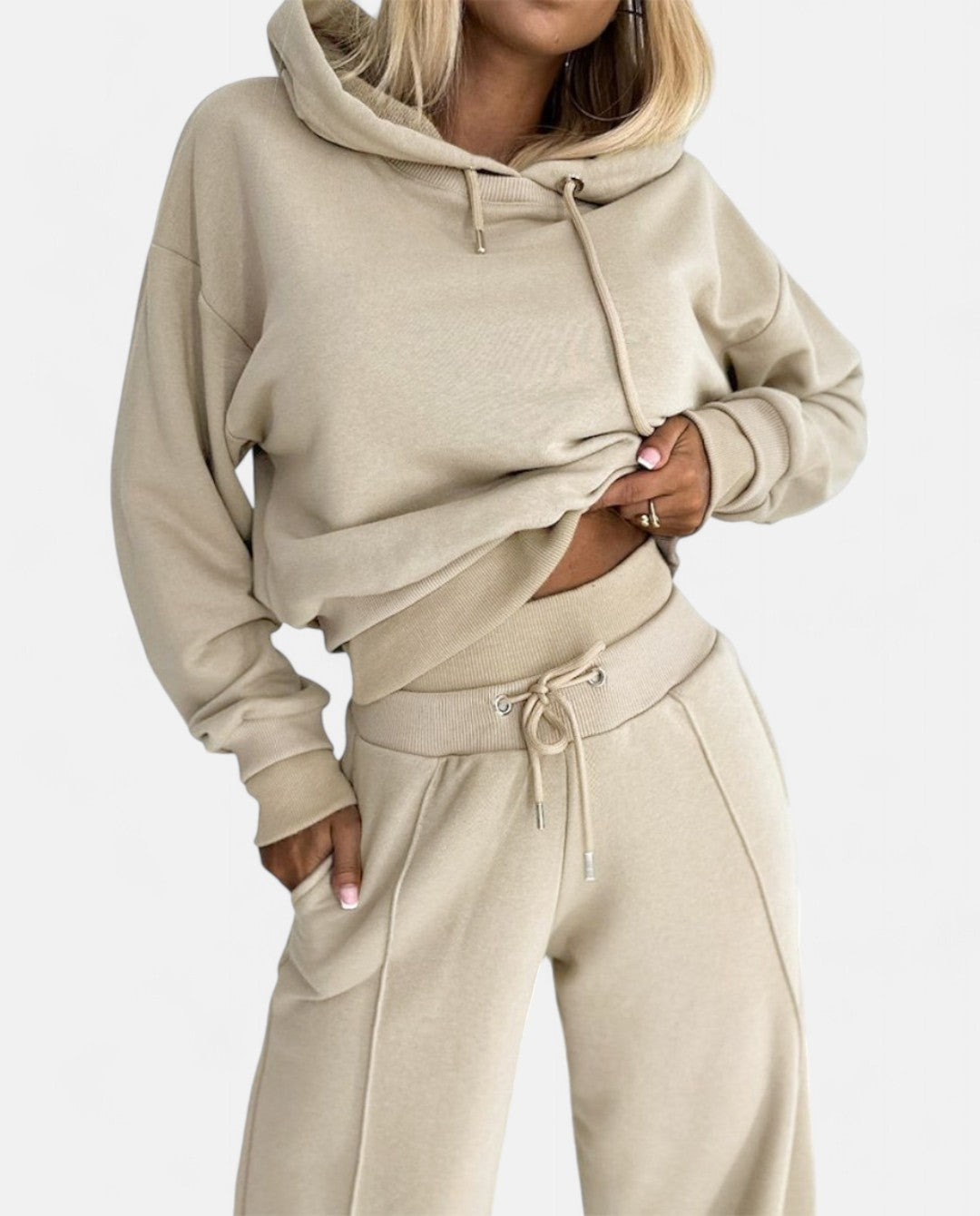 Frau in beigem Hoodie und Jogginghose, Freizeitmode, gemütlicher Look, Damenbekleidung.