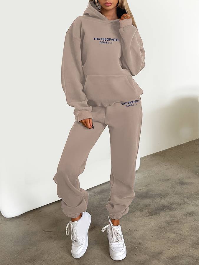 Frau in beigem Hoodie und Jogginghose, lässige Mode, Streetwear, weiße Sneaker.
