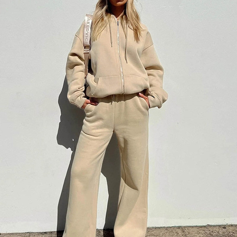 Frau in beigem Jogginganzug, Kapuzenpullover und Hose, lässige Damenmode, Streetwear.