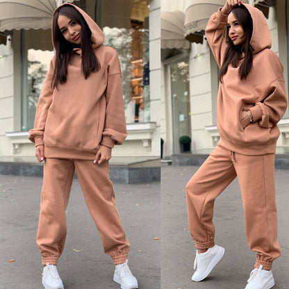 Frau in beigem Hoodie und Jogginghose, lässige Mode, Herbstoutfit, Streetwear, Damenbekleidung.