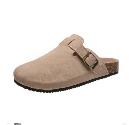Beiger Wildleder-Clog mit Schnalle, ergonomische Sohle, Unisex-Hausschuh, bequemes Design.