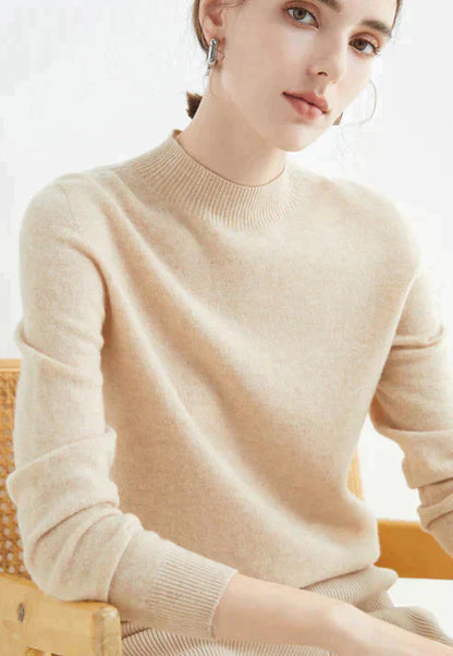 Frau trägt beige Strickpullover, Carmela Comfort, Freizeitmode, elegantes Design, Luca Norelli.