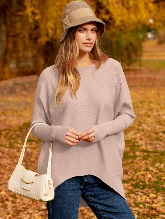 Frau im beigen Pullover und Hut, Herbstlandschaft, weiße Handtasche, lässige Mode.