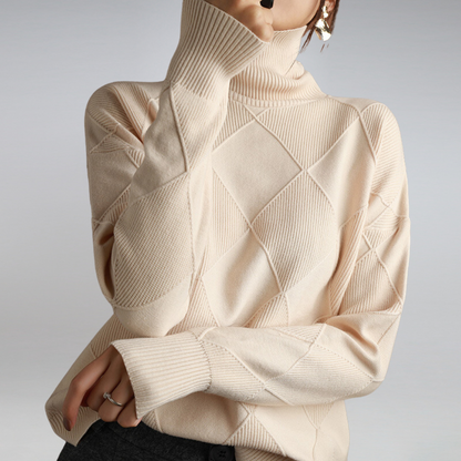 Frau trägt cremefarbenen Rollkragenpullover mit Rautenmuster, elegantes Damenmode-Design.