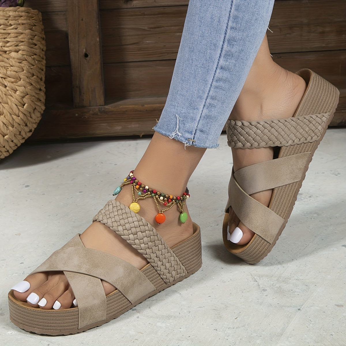 Beige Damen Sandalen mit Keilabsatz, geflochtenem Riemen, Jeans, Fußkettchen, Sommermode.