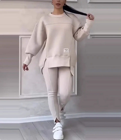Frau in beigem Oversize-Sweatshirt und Leggings, modisch, bequem, Freizeitkleidung.