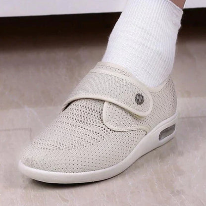 Beiger orthopädischer Schuh mit Klettverschluss, atmungsaktiv, bequem, für Damen.