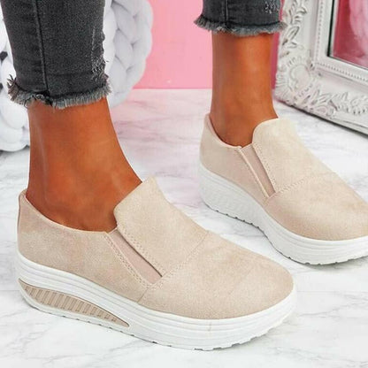 Beige Damen-Sneaker aus Wildleder mit Plateau, bequem, modisch, ideal für Freizeitkleidung.