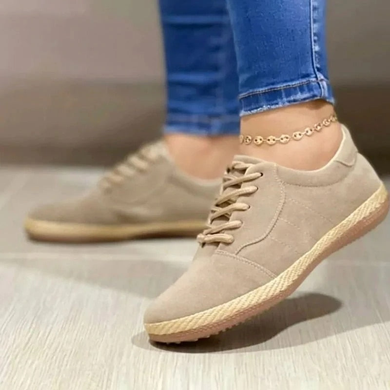 Beige Damen-Sneaker aus Wildleder, lässig, mit Schnürsenkeln, ideal für Freizeitmode.