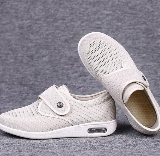Beige orthopädische Schuhe mit Klettverschluss, atmungsaktiv, rutschfest, für Damen.