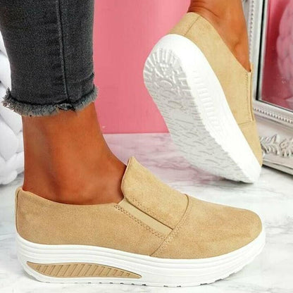 Beige Damen-Sneaker aus Wildleder mit Plateau-Sohle, bequem und modisch.