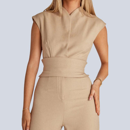 Beige ärmelloser Jumpsuit Damenmode, elegantes Design, tailliert, Sommeroutfit.
