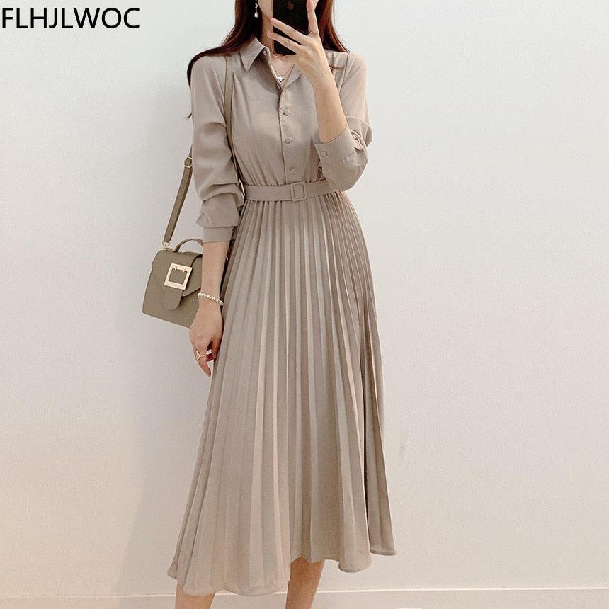 Damenkleid beige, langärmelig, plissiert, mit Gürtel, elegant, Büro-Mode, Knopfleiste.