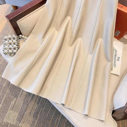 Beiger Lederrock, Falten, elegantes Design, Damenmode, luxuriös, stilvoll, hochwertig
