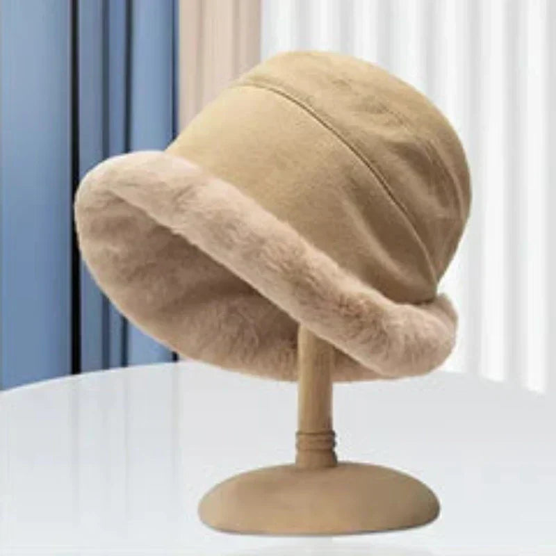 Beiger Damenhut aus Wolle mit Kunstfellrand, elegant, Wintermode, auf Holzständer.