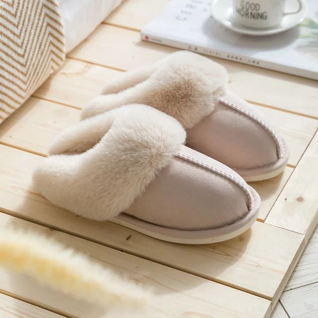 Beige Hausschuhe aus Plüsch, gemütlich, warm, rutschfest, ideal für Zuhause, Winter.