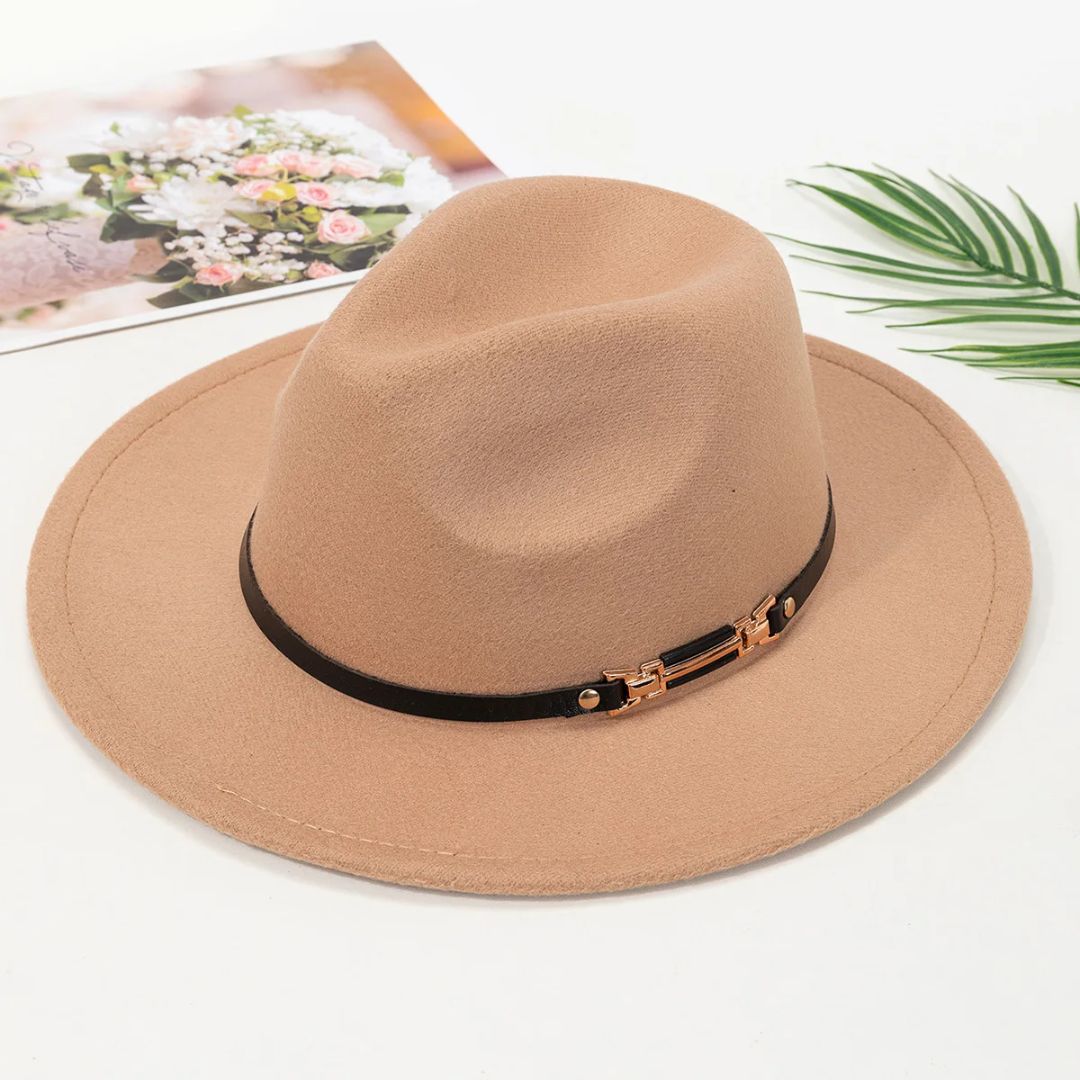 Beiger Fedora-Hut aus Filz mit schwarzem Band und goldener Schnalle, modisches Accessoire.