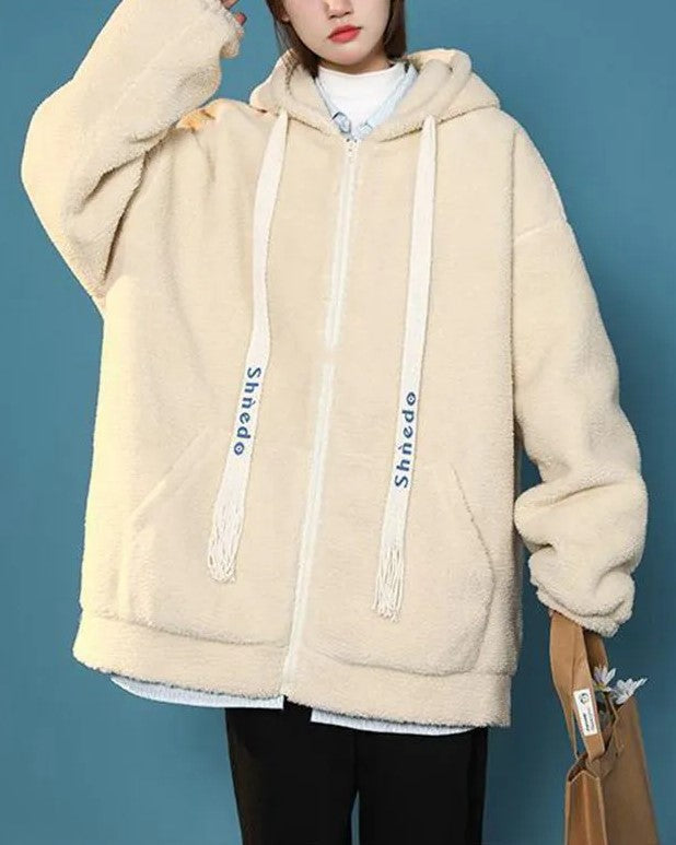 Beige Damen Teddy-Fleece-Hoodie mit Kapuze, Reißverschluss und blauen Schriftzügen, lässige Mode.