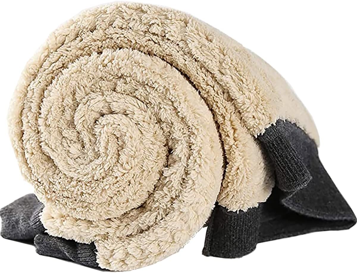 Beige Fleece-Decke, weich, gerollt, gemütlich, ideal für Sofa oder Bett, Heimtextilien.