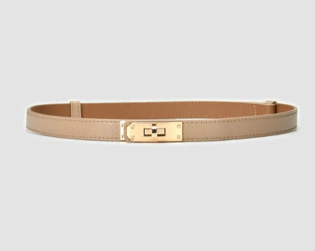 Beiger Ledergürtel mit goldener Schnalle, modisches Accessoire, Damenmode.