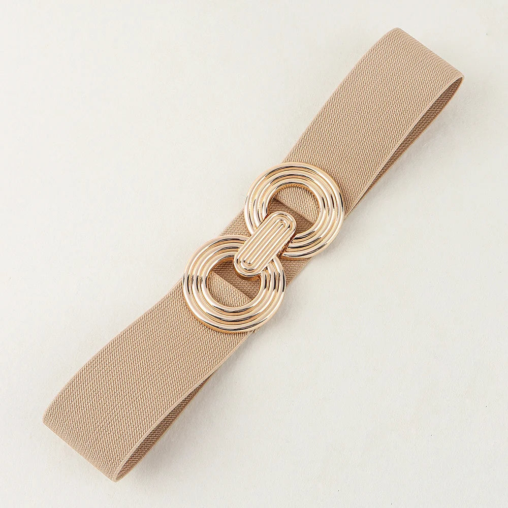 Beiger elastischer Gürtel mit goldener Schnalle, modisches Accessoire für Damenmode.