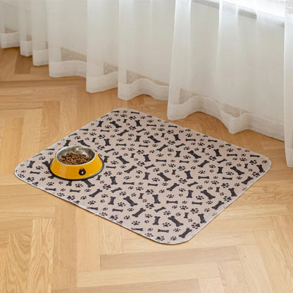 Beige Fressnapf-Unterlage mit Knochenmuster und gelbem Napf, rutschfest, für Hunde.