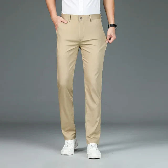 Hochwertige beige Herren-Businesshose aus Bambusfaser, elegant und luxuriös.