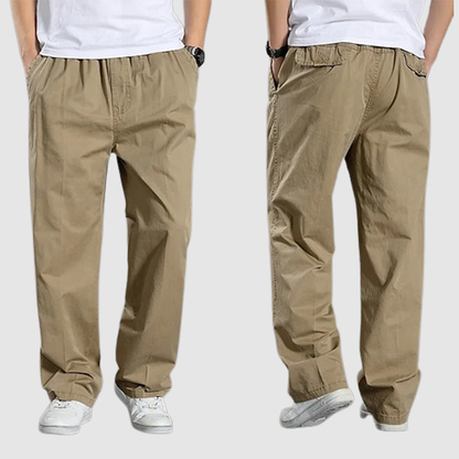 Zwei beige Herren-Chinohosen aus Baumwolle, lässig, mit Taschen, Vorder- und Rückansicht.