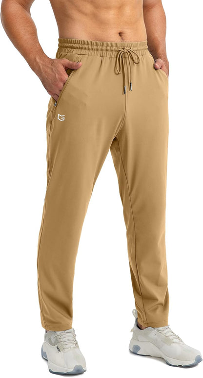 Männer Jogginghose beige, elastisch, mit Taschen, ideal für Fitness und Freizeit.