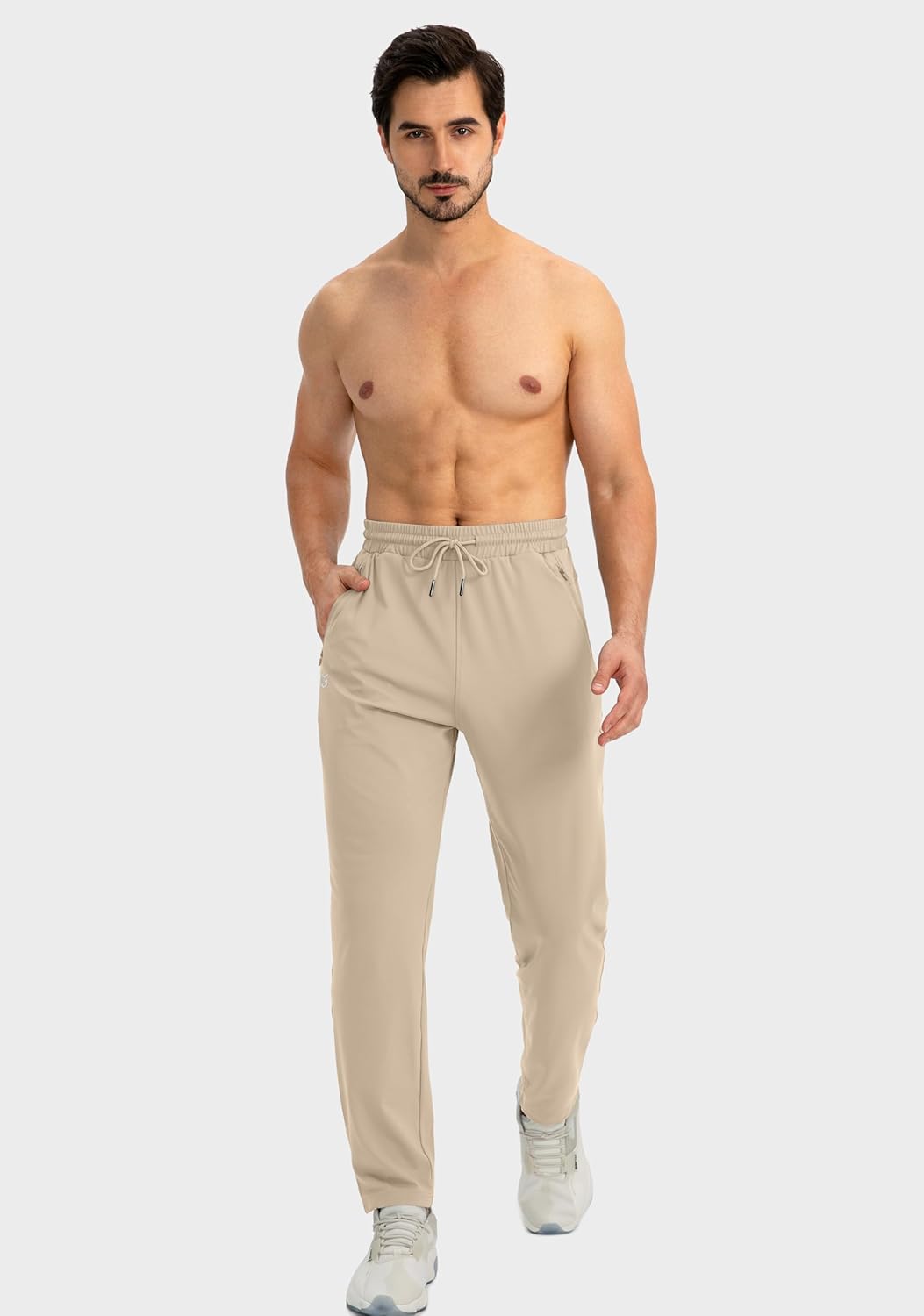 Mann in beigen Jogginghosen, sportlich, bequem, ideal für Fitness, Freizeitkleidung, Herrenmode.