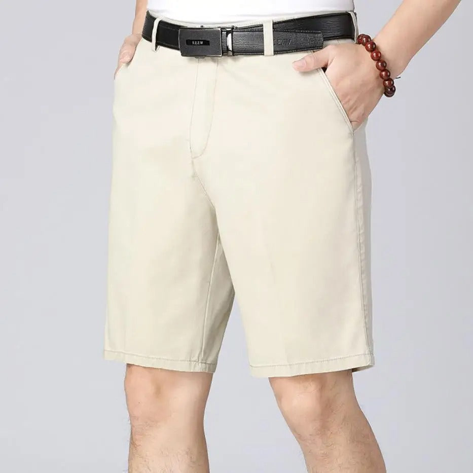 Beige Herren-Shorts, Baumwolle, lässig, mit schwarzem Gürtel, Sommermode, bequem.