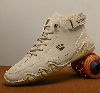 Beiger Herren-Sneaker aus Leder, hohe Knöchel, rutschfeste Sohle, modisches Design.