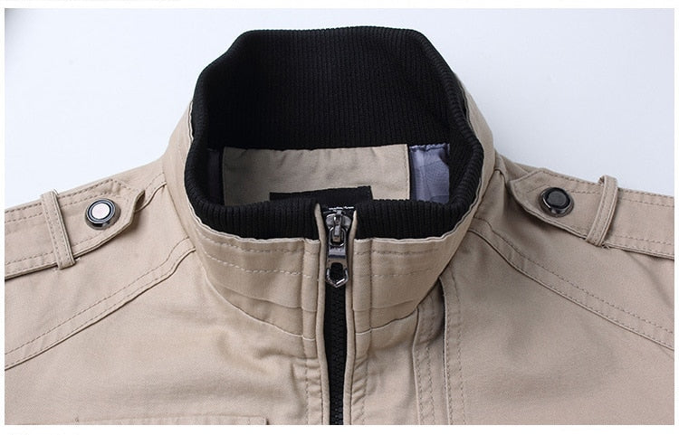 Beige Herrenjacke mit Stehkragen, Reißverschluss und Knopfleiste, Baumwollmaterial.