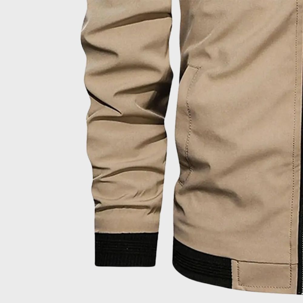 Beige Herrenjacke, Baumwolle, Reißverschluss, modisch, Detailansicht, schwarze Bündchen.
