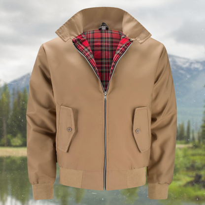 Beige Herrenjacke mit rotem Karofutter, Reißverschluss, vor Berglandschaft.